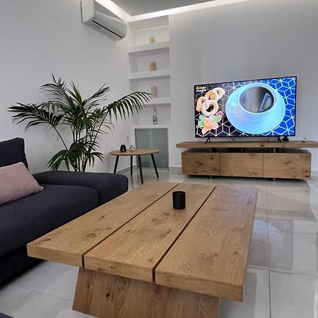 Modern Apartment Close To Airport With Gym And Bbq Iraklio Exterior foto